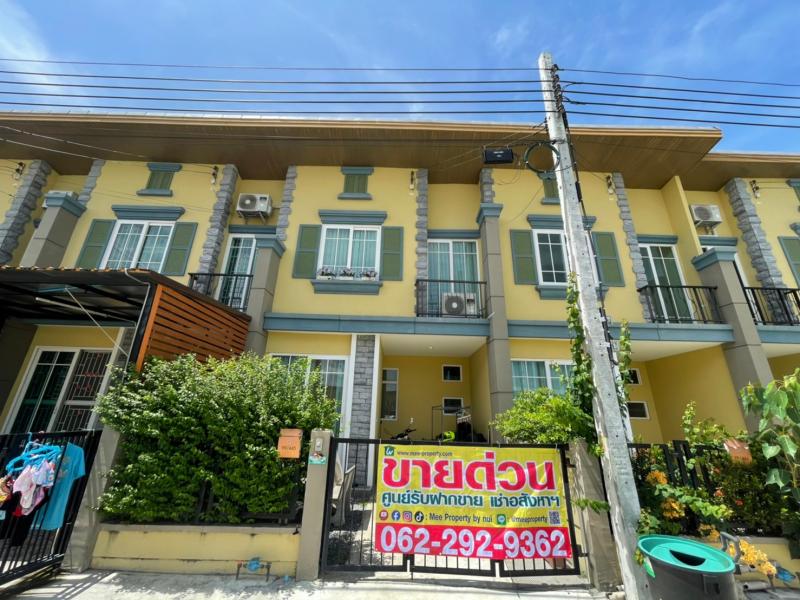 ขายถูกบ้านสองชั้น ในหมู่บ้านโกลเด้นทาวน์ 3 สุขสวัสดิ์-พุทธบูชาพื้นที่16.50 ตร.ว. /96.00 ตร.ม. ซอย 13 บ้านเลขที่ 99/445 ( หน้าบ้านมองเห็นวิวสวน ) เหมาะแก่การอยู่อาศัย,ทำออฟฟิต,3 ห้องนอน 2 ห้องน้ำ #สภาพเดิม แถมปั้มน้ำและแท้งค์น้ำ + แอร์ 1 ตัว (ราคา 2,900,000 บ.)สิ่งอำนวยความสะดวกในหมู่บ้าน มีสระว่ายน้ำ , มีฟิตเน็ต , มีสวนสาธารณะ , มีสนามเด็กเล่น สถานที่ใกล้เคียง ใกล้มหาลัยบางมด , เซ็นทรัลพร