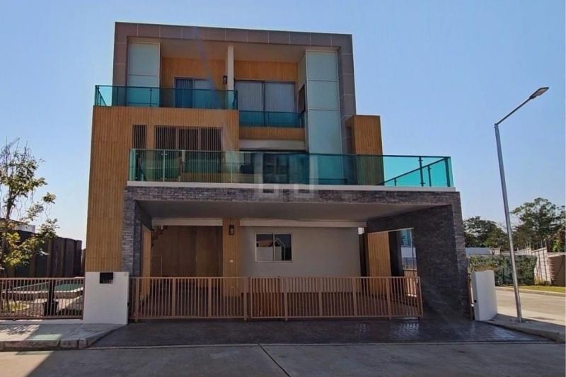 ขายด่วน! บ้านเดี่ยวสุดหรู 15 ล้าน 69 ตรว. บ้าน Grand Pool 3 ชั้น สันกำแพง ตกแต่งแนว Dark Luxury แปลงหัวมุม วิวหน้าบ้านสวย ระเบียงกว้างขวาง