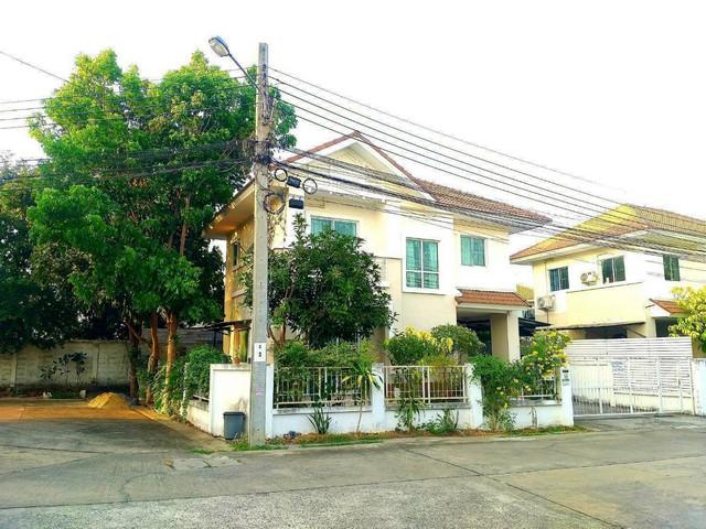 ให้เช่าบ้านเดี่ยว หมู่บ้านแลนซิโอ รามคำแหง - กรุงเทพกรีฑา (ซอยมิสทีน)สนใจติดต่อ คุณนัน (Agent) เบอร์โทร 062-8923978, 080-5478745,รายละเอียดบ้าน :- เนื้อที่ 50.1 ตรว.- 3 ห้องนอน 2 ห้องน้ำ 1 ห้องครัว- แถมเฟอร์นิเจอร์ห้องนอน ตู้ เตียง โต้ะเครื่องแป้ง แอร์ 3 ตัว- แถมมุ้งลวด เหล็กดัด ผ้าม่าน ปั้มน้ำแท้งน้ำ- ต่อเติมหลังคาครัวนอก ปูกระเบื้อง- ถนนหน้าบ้านกว้าง 6 เมตร- จอดรถในบ้านและหน้าบ้านได้ 4 คัน- 