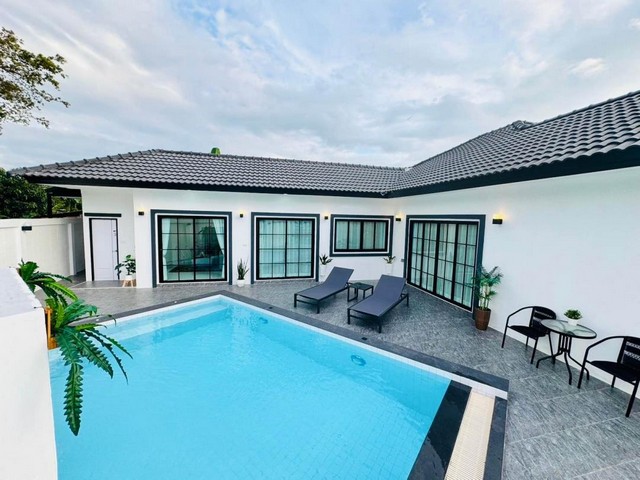 ขายบ้านพูลวิลล่า หมู่บ้านรัตนากรวิลเลจ 18 พัทยา 4 ห้องนอน 95 ตร.วาติดต่อ : สายไหม 091-7879564Line id :: maiizztata https://line.me/ti/p/FGe2c3zaUTรายละเอียด- พื้นที่ 95.2 ตารางวา- 4 ห้องนอน 3 ห้องน้ำ 1 ห้องนั่งเล่น ขนาดใหญ่- 1 ห้องครัว + ครัวบิ้วอิน + ไอส์แลนด์ + บาร์แขวนแก้วไวน์- จอดรถในบ้านได้ 4 คัน + จอดหน้าบ้านใด้หลายคัน- สระ 4x6 + เกลือ + น้ำล้น + น้ำตก- ไฟ 3 เฝส** รายการของแถม (ไม่รวมของตกแต่ง)**- ชุดชั้นวางทีวีบิ้วอินห้องรั