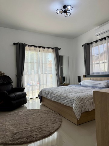 AOM 1399รายละเอียด  บ้านใหม่รีโนเวทใหม่แกะกล่อง เฟอร์ใหม่ทุกชิ้น บ้าน 80 ตรว 3ห้องนอน 2ห้องน้ำ สวนรอบบ้าน เครื่องใช้ไฟฟ้า เครื่องครัว ชุดที่นอน ครบ #หิ้วกระเป๋ามาเลย ฟรี  ส่วนกลาง อินเตอร์เนต กล่องทีวี กล้องรอบบ้านมีรปภ. 24 ชม สระว่ายน้ำส่วนกลาง  ค่าเช่า 45,000 ด  ขอเยี่ยมบ้าน 1-2 เดือน/ครั้งไม่รับสัตว์เลี้ยงห้ามสูบบุหรี่ในบ้าน พิกัด หมู่บ้านพัทยาพาราไดซ์วิลเลจ 2 ถ.พัฒนากา