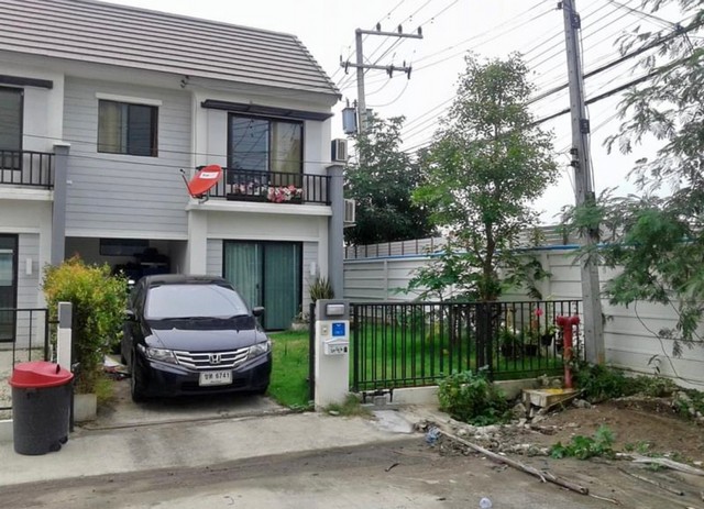 LV52900 ให้เช่า ทาวน์โฮม บ้านพฤกษา 79 ลำลูกกา คลอง 3 BAAN PRUKSA 79 LUMLUKKA KLONG 3ราคาเช่า : 15,000 บาท/เดือน (รวมค่าสวนกลาง)ที่ตั้ง : ถ.ลำลูกกา ต.ลาดสวาย อ.ลำลูกกา จ.ปทุมธานีชื่อโครงการ : บ้านพฤกษา 79 ลำลูกกา คลอง 3 BAAN PRUKSA 79 LUMLUKKA KLONG 3รายละเอียด :- พื้นที่บ้าน 25 ตร.ว.   - หน้ากว้าง 6.8 เมตร  - จอดรถหน้าบ้านได้ 3 คัน (ในบ้าน 1 หน้าบ้าน 3)- แอร์ทั้งหลังสิ่งอำนวยความสะดวก :– สวนสาธารณะ– รปภ., CCTV– สวนส่วนกลางสถานที่ใกล้เคียง :