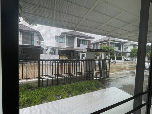 P38 ให้เช่า บ้านเดี่ยว ออร่า  รามคำแหง 94 Aura ใกล้รถไฟฟ้า MRT สัมมากร หน้าบ้านหันไปทิศใต้ ***บ้านพึงเก็บงาน ลงเฟอร์ใหม่