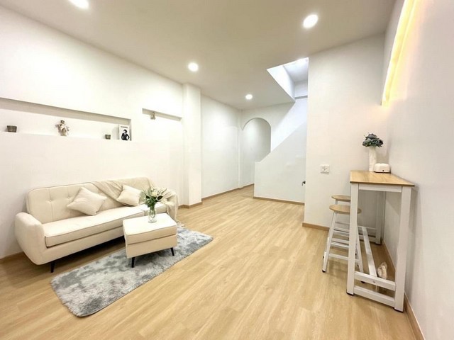 Me28ขายทาวน์โฮม 3 ชั้น บ้านรีโนเวทใหม่ทั้งหลัง หมู่บ้านร่มรื่น  ถนนสตรีวิทยา2 ย่านโชคชัย4 ตกแต่งพร้อมเข้าอยู่