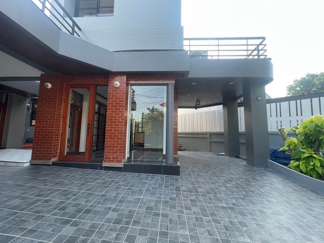 LV52912 ให้เช่าบ้านเดี่ยวหลังใหญ่รีโนเวทใหม่หมดจดทั้งหลังหมู่บ้านแมกไม้ ถนนรามอินทรา ใกล้รถไฟฟ้าสายสีชมพูสถานีนพรัตน์