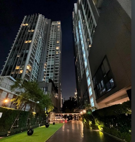 LVpop52911 ให้เช่าคอนโด ควอทโทร บายแสนสิริ ทองหล่อ คอนโดระดับ 5 ดาว ทองหล่อซอย 4 ติด Marche Thonglorราคาเช่า : 45,000 บาท/เดือนที่ตั้ง : ซอยทองหล่อ 4 ถนนสุขุมวิท 55 แขวงคลองตันเหนือ เขตวัฒนา กรุงเทพมหานคร 10250ชื่อโครงการ : ควอทโทร บาย แสนสิริ QUATTRO BY SANSIRIรายละเอียด :- ขนาด 55 ตร.ม. - ชั้น 27 อาคาร A ทองหล่อซอย 4 - 1 ห้องนอน  - 1 ที่จอดรถ- ห้องหัวมุม วิวสวยทั้ง 2 ด้าน- ตกแต่งครบ พร้อมเครื่องใช้ไฟฟ้าสิ่งอำนวยความส