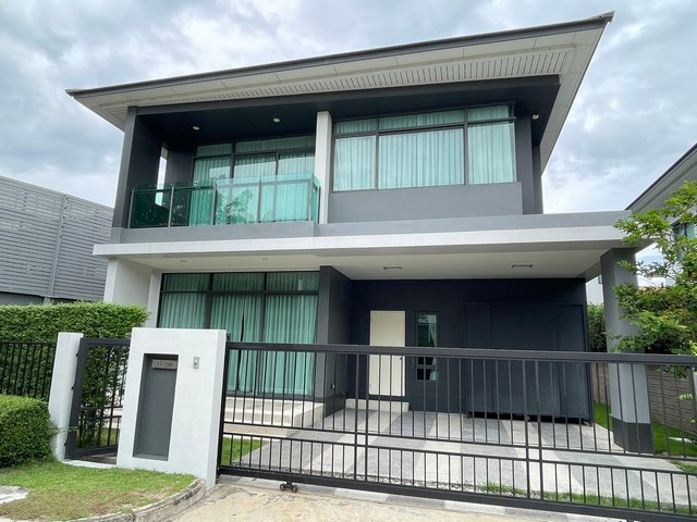 LVPU52910 ขาย บ้านเดี่ยวหลังใหญ่ Setthasiri Krungthep Kreetha หลังบ้านไม่ติดใคร มีความเป็นส่วนตัว พร้อมพื้นที่สวนขนาดใหญ่ราคาขาย :  19 ล้านบาท   ที่ตั้ง : ถนนกรุงเทพกรีฑา แขวงสะพานสูง เขตสะพานสูง กทม. 10240ชื่อโครงการ : เศรษฐสิริ กรุงเทพกรีฑา Setthasiri Krungthep Kreethaรายละเอียด :- พื้นที่ใช้สอย 193 ตร.ม. - ขนาด 65.7 ตร.ว.- 2 ชั้น - 4 ห้องนอน - 3 ห้องน้ำ - ที่จอดรถ 2 คัน - บ้านหัวมุมพร้อมสวนขนาดใหญ่สิ่งอำนวยความสะดวก :– คลับเ