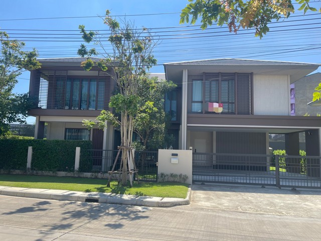 LVPU4285 ขาย บ้านเดี่ยว บุราสิริ กรุงเทพกรีฑา Burasiri Krungthepkreetha บ้านใหม่ หลังใหญ่ แปลงมุมราคาขาย : 38 ล้านบาท   ที่ตั้ง : ซอยประชาร่วมใจ(ซ.กรุงเทพกรีฑา 15/1) ถ.ศรีนครินทร์-ร่มเกล้า แขวงหัวหมาก เขตบางกะปิ กทม. 10240ชื่อโครงการ : บุราสิริ กรุงเทพกรีฑา / Burasiri Krungthepkreethaรายละเอียด :- ที่ดิน 109 ตารางวา - พื้นที่ใช้สอย 300 ตารางเมตร- 4 ห้องนอน - 4 ห้องน้ำ- 1 ห้องรับแขก- 1 ห้องแม่บ้าน- 4 ที่จอดรถ (มี EV chargerให้1เครื่อง)ส