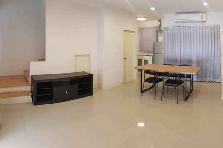 ให้เช่าทาวน์โฮม 3 ชั้น บ้านกลางเมือง นวมินทร์ 42  พร้อมอยู่ 25.8 ตารางวา165 ตร.ม  มีสวนบริเวณรอบบ้าน