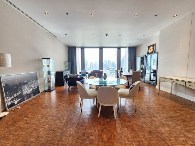 The Ritz - Carlton Residences at MahaNakhon.Pet-friendly unit | High floor | Unblocked view BTS: Chong NonsiSize: 223 sqm., 3 bedrooms, 4 bathrooms Floor: 20+  Rental price: 250,000 baht/monthRef.: 258981Listing Detail: www.rent-bangkok-condo.com/properties/258981Co-agents are welcome. - - -Contact us for more information or arrange a viewing:Email. rbc.rentbangkokcondo@gmail.comCall. 066-0588-655Line ID: @rentbangkokcondohttps://lin.ee/9cMeMxeWhatsapp: 0660588655Wechat 微信: rentbangkokcondo