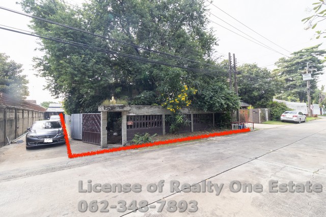 M 9067ขาย บ้านเดี่ยว 2 ชั้น ซ.พหลโยธิน 54/4 แยก 3-4 สายไหม ทำเลดี ใกล้รถไฟฟ้ารายละเอียด• บ้านสร้างเอง (สภาพต้องรีโนเวททั้งหลัง)• เนื้อที่ 103 ตรว. พื้นที่ใช้สอย 390 ตร.ม.• 5 นอน 3 น้ำ 1 ที่จอดรถ • ไม่มีค่าส่วนกลาง • พื้นชั้นล่างปาร์เก้ ชั้นบนไม้ (ปัจจุบันต้องปรับปรุงใหม่)• หน้าบ้านหันทิศเหนือ• ราคานี้พร้อมโอนทำเลที่ตั้ง• ซ.พหลโยธิน 54/4 แยก 3-4สถานที่ใกล้เคียง• รถไฟฟ้า สถานี คปอ. • ตล