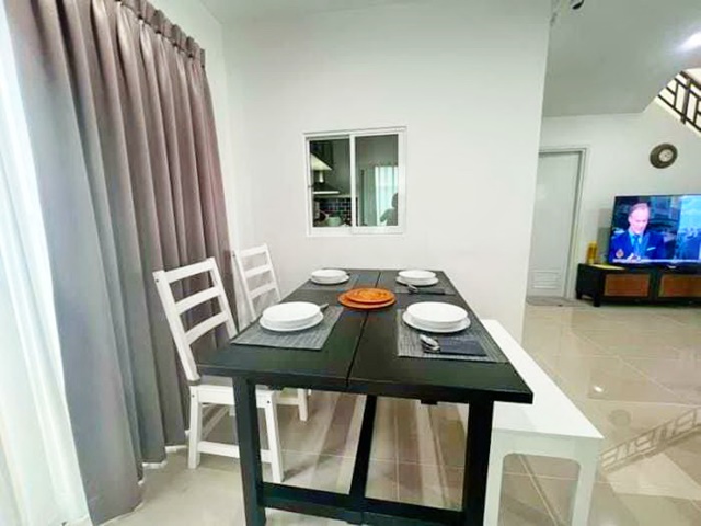 ตลาดเอซี ลำลูกกา คลอง4 ลาดกลางลาดสวาย 450ม.โลตัส  3นอน  มีเฟอร์   ให้เช่า 40ตร.วา.บ้านเดี่ยว 2ชั้น  3น้ำ 150ตร.ม.