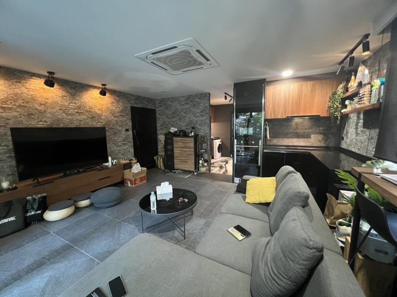  Klangkrung Resort Ratchada 7 ราคาขาย 3,990,000 บาท???? ทำเลทอง!- ห่างจากถนนรัชดาภิเษกเพียง 400 เมตร- ใกล้ MRT ห้วยขวาง 700 เมตร- MRT ศูนย์วัฒนธรรม 1 กม.???? การลงทุนที่คุ้มค่า- เหมาะสำหรับซื้อเพื่อลงทุน ปล่อยเช่าได้ทันที หรืออยู่อาศัยเองก็สะดวกสบาย!???? สิ่งอำนวยความสะดวกครบครัน- เฟอร์นิเจอร์ภายในห้องจัดเต็ม???? รายละเอียดห้อง- ขนาด 61.51 ตร.ม.- 1 ห้องนอน 1 ห้องน้ำ- ตึก A2 ชั้น 3 เครื่องใช้ไฟฟ้า- เตาไฟฟ้า 2 หัว + เครื