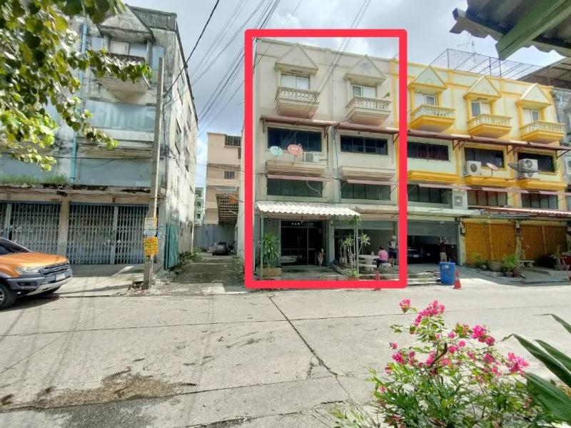 CODE: DS-008    ปรับราคาลง 240,000 บาท ภายในปีนี้เท่านั้นขาย/ด่วน !! อาคารพาณิชย์ 2 ห้อง หัวมุม เอกชัย บางบอน 82 ผังสีม่วง อ.1-3  ทำเลศักยภาพ เหมาะสำหรับธุรกิจและโรงงานอุตสาหกรรม ด้วยผังสีม่วงที่อนุญาตให้ตั้งโรงงานอุตสาหกรรมได้ สามารถทำโกดังเก็บของหรือโรงงานได้ พร้อมที่จอดรถสะดวกสบาย**รายละเอียดทรัพย์**  - อาคารพาณิชย์ 3 ชั้นครึ่ง 2 ห้อง หัวมุม  - ขนาดที่ดิน 47 ตารางวา  - หน้ากว้างตึ