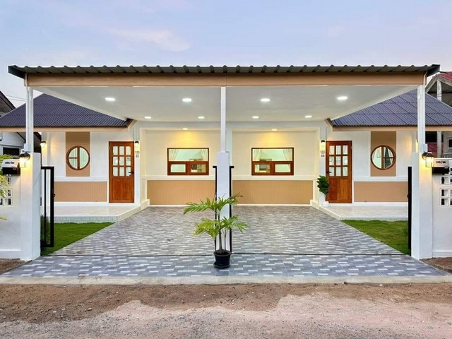 AOM 1414บ้านแฝดชั้นเดียว สไตล์มินิมอลมูจิ รีโนเวทใหม่ทั้งหลัง ตกแต่งเฟอร์นิเจอร์ครบ พร้อมเข้าอยู่ พิกัดห้วยใหญ่ ใกล้ตลาดจีนชากแง้วพื้นที่ 30 ตารางวา 2 ห้องนอน 1 ห้องน้ำ 1 ห้องนั่งเล่น 1 ห้องครัว ราคาพิเศษ 1.6 ลบ. เท่านั้น จากปกติราคา 1.7 ลบ. ค่าโอน+ภาษี คนละครึ่ง ทำสัญญาจองภายในเดือนนี้พร้อมรับของแถมสุดคุ้ม  เฟอร์นิเจอร์ห้องนอนทั้ง 2 ห้องนอน ผ้าม่านสั่งตัดพิเศษทั้งหลั