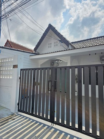 AOM 1413บ้านทาวเฮ้าส์ สไตล์โมเดิร์นพื้นที่ 23 ตารางวา  2 ห้องนอน 1ห้องน้ำ 1 ที่จอดรถในบ้าน จอดหน้าบ้านได้อีก 1 คัน ขายเพียง 1,990,000 บาท              ค่าโอน+ภาษี 50:50โปรโมชั่นพิเศษแถมฟรีเหมือนอยู่เอง ‼️‼️เตียง 6 ฟุต +ที่นอนเตียง 5 ฟุต+ที่นอนตู้เสื้อผ้า โต๊ะเครื่องแป้งทีวี 50 นิ้วตู้เย็น 13.9 คิวเตาแก๊ส 2 หัวแบบฝังฮู้ดดูดควันแอร์ 12,000BTU 1 ตัวแอร์  9,000BTU 1 ตัวเครื่องทำน้ำอุ่นปั้มน้ำ ถังสำรองน้ำ 1,500 ล