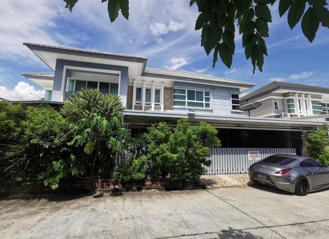 LV52914 ขาย บ้านบางกอกบูเลอวาร์ดรามอินทรา 3 ตรงข้ามแฟชั่นติดวงแหวนรถไฟฟ้าราคาขาย :  12.9 ล้านบาท ที่ตั้ง : ถนนเลียบวงแหวนรอบนอกตะวันออก (ถนนกาญจนาภิเษก) แขวงรามอินทรา เขตคันนายาว  กรุงเทพมหานครชื่อโครงการ : บางกอก บูเลอวาร์ด รามอินทรา Bangkok Boulevard Ramintraรายละเอียด :- เนื้อที่ 79 ตร.ว. - 4 ห้องนอน - 4 ห้องน้ำ - มีเตียง 3 ห้อง แต่มีฟูก 2 ห้องสิ่งอำนวยความสะดวก :- คลับเฮาส์- สระว่ายน้ำ- ฟิตเนส- 