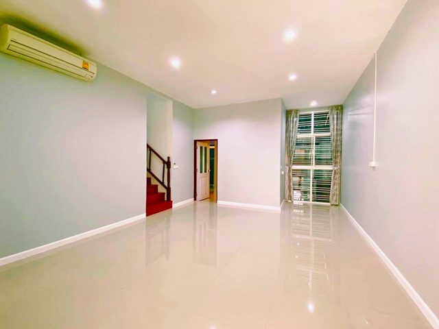 ตลาดพัฒนาการ กว้าง7 เมตร 2 ชั้น ให้เช่า ทาวน์เฮ้าส์ 3นอน ARLหัวหมาก 2.8 กม. ทำเลดีถูกมาก   หัวมุม 3 น้ำ ครัวบิวท์อิน 30 ตร.วา 3 แอร์