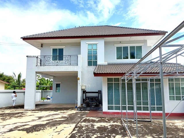 ขายด่วนบ้านเดี่ยว 2 ชั้น เนื้อที่ 141 ตารางวา ต.ลำพยา อ.เมือง จ.นครปฐม ตรงข้ามอยู่ตรงข้ามหมู่บ้านพฤกษาพรรณ แกรนด์ลำพยา 2ขายบ้านเดี่ยว 2 ชั้น เนื้อที่ 141 ตารางวา ต.ลำพยา อ.เมือง จ.นครปฐม บ้านพร้อมอยู่อาศัย พื้นที่กว้างขวาง มีพื้นที่เหลือสามารถต่อเติมได้ หรือทำเป็นสวนสนามหญ้า นั่งพักผ่อนได้ บรรยากาศสงบเงียบ ในบริเวณนั้นมีบ้านเพียงสองหลังไม่วุ่นวาย ทางเข้าออกสะ�