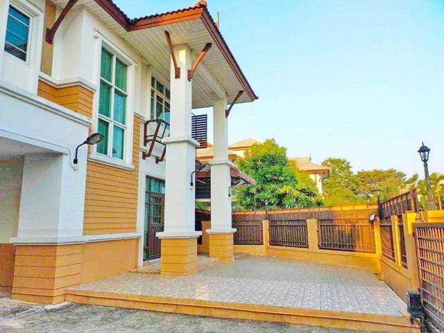 ร่มรื่น เป็นส่วนตัว ทันสมัย 65 ตร.วา.เช่า-ขายคฤหาสน์ บ้านเดี่ยว 2 ชั้น หัวมุม กิ่งแก้ว 15-21 ม.รามคำแหง2 2.7 กม.  ตลาดกิ่งแก้ว 3.3 กม. 3 นอน Airport Link สุวรรณภูมิ 5.4 กม  3 น้ำ ให้เช่า 24,999 b-m 260ตร.ม. 3 แอร์ รพ.บางนา 3 1.8 กม.ใกล้แหล่งชุมชน  ขาย 7.0 ล้านบาท .เดินทางสะดวก detached Lux Mansion corner 3bed KingKaew15-21 Ramkhamhaeng University 2 2.7 km.Suvarnabhumi Airport Link 5.4 km2-storey for rent 24,998 b-m   3 bath shady private modern 65sq.wa. 260 sq.m. 3 a/c Bangna Hospital 3, 1.8 km. near community for sale 7.0 million baht  Market 3.3km. , convenient transportation  แยก ทุ่งเศรษฐีกิ่งแก้ว 15-