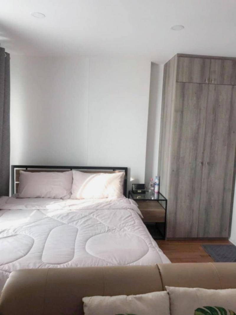 ให้เช่าลุมพินีบางนา กม 3 ห้องมุม ขนาด 23 ตร.ม.ใกล้เซ็นทรัลบางนา ระยะเดินได้#ใกล้BTSอุดมสุข เดินทางสะดวกสบายมีรถตู้รับส่ง#ห้องตกแต่งพร้อมเฟอร์นิเจอร์ พร้อมเข้าอยู่ เงียบสงบ อยู่สบายมาก ชั้น 2 วิวด้านนอก relax มากเฟอร์นิเจอร์ :✅️โซฟาขนาด 2 ที่นั่ง✅️โต๊ะเอนกประสงค์พร้อมเก้าอี้สองตัว ใช้นั่งทานข้าวหรือนั่งทำงานได้✅️เตียง 5 ฟุต พร้อมโต๊ะหัวเตียง ที่นอนอย่างดี✅️ตู้เ