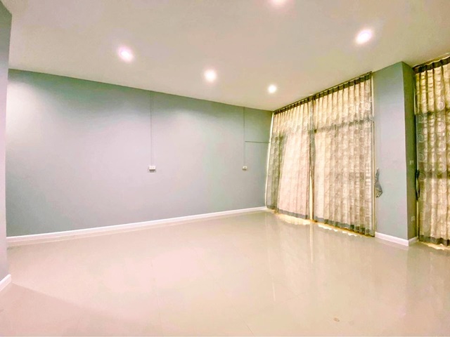 ให้เช่า ทาวน์เฮ้าส์ 2 ชั้นทำเลดีถูกมาก ARLหัวหมาก 2.8 กม. ตลาดพัฒนาการ 1.4 กม. 3นอน กว้าง7 เมตร  หัวมุม 3 น้ำ ครัวบิวท์อิน 30 ตร.วา 3 แอร์