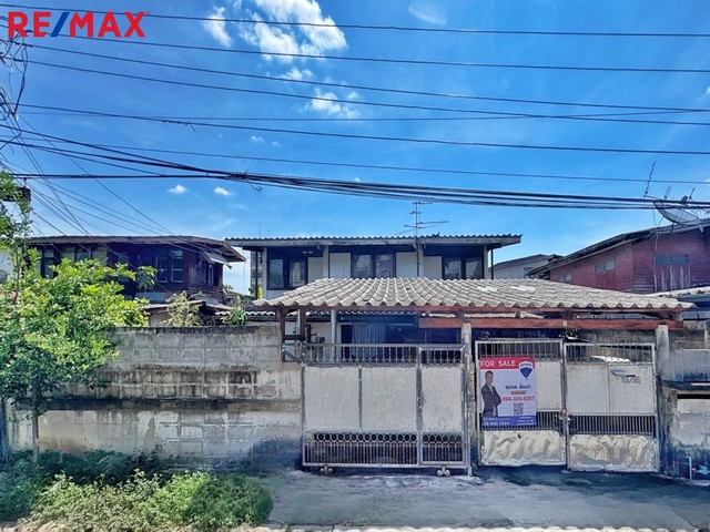 บ้านเดี่ยว รัตนาธิเบศร์ 22 ติวานนท์ 25  ซอย แผ่นดินทอง 60 ตร.ว.  ใกล้ MRT บางกระสอ แคราย ทำเลสะดวก .ราคาเพียง 2990000 บาท (ราคาทำเล คุ้มค่า).ประเภท    :  ที่ดิน พร้อมสิ่งปลูกสร้างความสูง    :  2 ชั้นที่ตั้ง         :  ซอยแผ่นดินทอง 57 ท่าทราย อำเภอเมืองนนทบุรี นนทบุรี 11000 (ติวานนท์ 25 แยก14  ต.บางกระสอ อำเภอเมืองนนทบุรี  นนทบุรี)เนื้อที่ดิน   :  60 ตร.ว.พื้นที่ใช้สอย  :  180 ตร.ม.จำนวนห้อง  :  4 ห้องนอน 2 ห้องน้ำ 1 ห