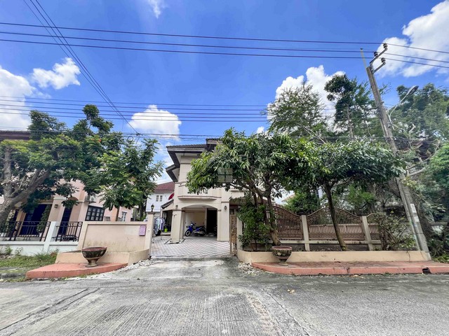 BHL823บ้านเดี่ยว 2 ชั้น หมู่บ้าน ฟลอร่าวิลล์ พาร์ค ซิตี้ เฟส 1 สุวินทวงศ์ 38 ( Flora ville park city )ที่ตั้ง : แขวง ลำผักชี เขต หนองจอก จ.กรุงเพพ 10530รายละเอียด- พื้นที่ขนาด 63 ตร.ว. พื้นที่ใช้สอย 240 ตร.ม.- 4 ห้องนอน 2 ห้องน้ำ 2 ห้องรับแขก- 1 ห้องครัวบิ้วอิน 1 ห้องอาหาร- 1 ห้องทำงาน- จอดรถได้ 2 คัน- แอร์ 2 เครื่อง- บ้านตกแต่ง ต่อเติมพื้นที่เพิ่ม- พื้นชั้นล่างปูกระเบื้องใหม่ - ทิศใต้สิ่งอำนวยความสะดวก - รัก