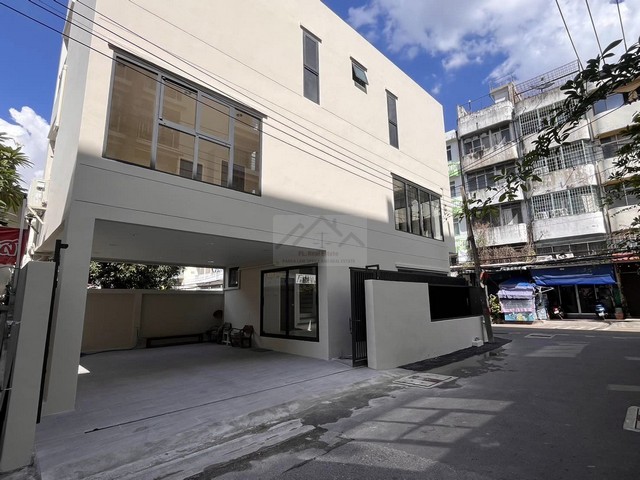 ให้เช่า Home Office 3 ชั้น แปลงมุม สร้างใหม่ 220 ตรม. ลาพพร้าว 48 (ทะลุสุทธิสารซอยพิบูลอุปถัมภ์)  ใกล้ Mrt สุทธิสาร 2 กม.