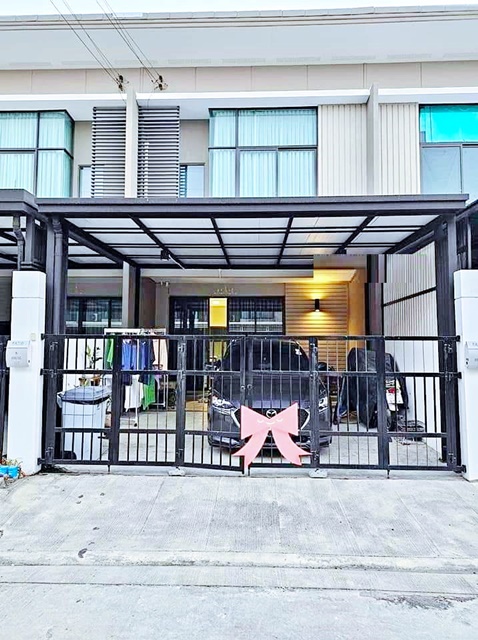 ถ.หลวงแพ่ง ให้เช่า รพ.จุฬารัตน์ 8 3.5 กม.ติดถนน Airport Link สุวรรณภูมิ 7 กม. ม.พระจอมเกล้าเจ้าลาดกระบัง 4.2 กม.เฟอร์จัดเต็ม ใหม่ บ้านทาวน์เฮาส์ 3 นอน 2 น้ำ ครัวบิวท์อิน กรุงเทพสุวรรณภูมิ 2 กม.19 ตร.วา.160 ตร.ม. 14,998 b-m 3 แอร์ แหล่งชุมชน ตลาดสดอุดมผล 3.1 กม.Luang Phaeng Road King Mongkut Ladkrabang 4.2km. Fully fur 3bed 2bath townhouse built-in kitchen next to Suvarnabhumi Airport Link  Suvarnabhumi Airport 2 km. 19 sq.wa. 160 sq.m. 3 air  community area Udomphon fresh market,3.1 km.For rent 14,998b-m Chularat8 Hospital 3.5km. 7 km.ถ.หลวงแพ่ง ลาดกระบัง แขวงทับยาว เขตลาด�