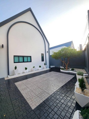 AOM 1267โปรฯลด 1 ล้านบาท  รับเงื่อนไข บ้านผ่อนตรง กับเจ้าของ บ้านพัทยา บ้านเดี่ยวพร้อมสระว่ายน้ำจากราคาปกติ 10.99 ล้านบาทลดเหลือเพียง 9,990,000 บาทเท่านั้นตกแต่งเฟอร์นิเจอร์และเครื่องใช้ไฟฟ้าครบพร้อมเข้าอยู่ได้เลย3 ห้องนอน 4 ห้องน้ำ 3 จอดรถสระว่ายน้ำ 3*7 เมตรขนาดที่ดิน 94 ตารางวา 376 ตารางเมตรพื้นที่ใช้สอยรวม 210 ตารางเมตรรอบตัวบ้านตกแต่งสวยให้พร้อมไม่มีค่าส่วนกลาง สามารถท