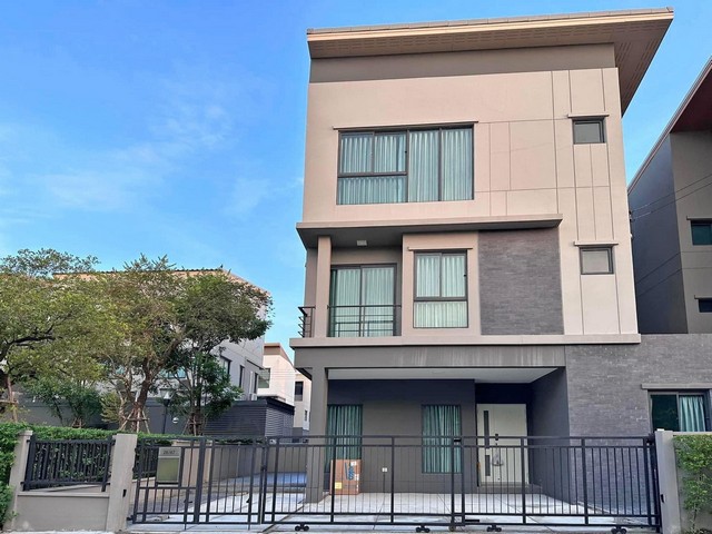 LV52928 ให้เช่าบ้านกลางเมือง รามอินทรา 83 สเตชั่น สไตล์วิวล่าหรู 3 ชั้น ติดสวน บ้านติดหัวมุม ใกล้รถไฟฟ้าสายสีชมพู พร้อมเข้าอยู่ราคาเช่า : 65,000 บาท/เดือน fully furnished (สัญญาเช่าขั้นต่ำ 1 ปี)ที่ตั้ง : ถนนกาญจนาภิเษก แขวงรามอินทรา เขตคันนายาว กรุงเทพมหานคร 10230ชื่อโครงการ : บ้านกลางเมือง รามอินทรา 83 สเตชั่น Baan Klang Muang Ramintra 83 Stationรายละเอียด - บ้านเลขที่ 67 วิลล่าหรู 3 ชั้น X-TREND  - พื้นที่ใช้สอย 218 ตร.ม