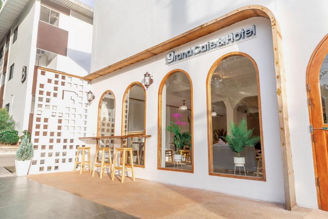 LV52925 ขาย โรงแรม renovate ใหม่ โรงแรมแกรนด์สัตหีบ (Grand Sattahip Hotel) ติดสนามกอล์ฟ ใกล้สนามบินอู่ตะเภาราคาขาย : 150 ล้านบาทที่ตั้ง : ต.พลูตาหลวง  อ.สัตหีบ จ.ชลบุรีชื่อโครงการ : โรงแรมแกรนด์สัตหีบ (Grand Sattahip Hotel)รายละเอียด :- โรงแรมขนาด 4 อาคาร อาคารละ 3 ชั้น - จำนวน 130 ห้องพัก - มีห้องสัมมนา ความจุ 100 คน - ที่จอดรถ 40 คัน หลังคาเมทัลชีท พร้อมลงเสาเทปูนอย่างดี - มีคาเฟ่บริเวณ Lobby และเป็นมุมถ่ายรูปของโรงแ