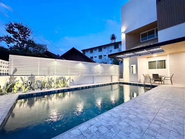 #โซนนิมมาน บ้านพูลวิลล่าให้เช่า 90,000 บาท/เดือน 4 นอน 5 น้ำ บ้าน 2 ชั้น #สไตล์โมเดิร์น ใจกลางแหล่งท่องเที่ยวของเชียงใหม่ ตกแต่งสวย ทันสมัย #เฟอร์นิเจอร์ครบ พร้อมเข้าอยู่ได้เลยเนื้อที่ 76 ตรว.4 ห้องนอน 5 ห้องน้ำห้องรับแขกห้องครัว2-4 ที่จอดรถให้เช่า 80,000 - 90,000 บาท/เดือน สัญญา 1 ปีขึ้นไปค่าล่วงหน้า 1 เดือนประกันความเสียหาย 300,000 บาทสถานที่ใกล้เคียงเมญ่า เชียงใหม่One Nimmanวัดเจ็ดยอดThink 