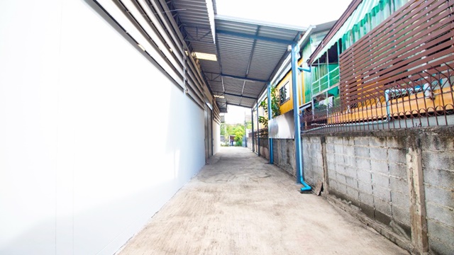 ให้เช่า โกดังพร้อมห้องพักMRT ลาดพร้าว 71 1.2 กม. ตลาดสดโชคชัย4 1.6กม. 2นอน2น้ำ ลาดพร้าว 76-82  180 ตร.วา. 300 ตร.ม รัตนบัณฑิต (RBAC)5.4กม.