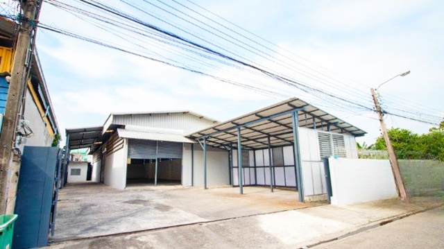 ตลาดสดโชคชัย4 1.6กม.179 ตร.วา.MRT ลาดพร้าว 71ลาดพร้าว 76-82 1.2 กม.ให้เช่า โกดังพร้อมห้องพัก 2นอน2น้ำ 305ตร.ม รัตนบัณฑิต (RBAC)5.4กม. 