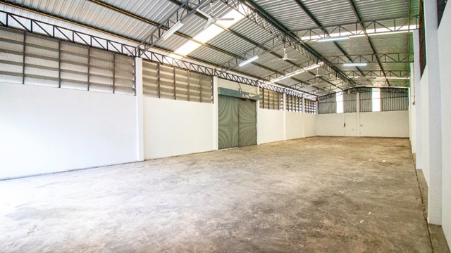 ตลาดสดโชคชัย4 1.6กม.179 ตร.วา.MRT ลาดพร้าว 71ลาดพร้าว 76-82 1.2 กม.ให้เช่า โกดังพร้อมห้องพัก 2นอน2น้ำ 305ตร.ม รัตนบัณฑิต (RBAC)5.4กม.