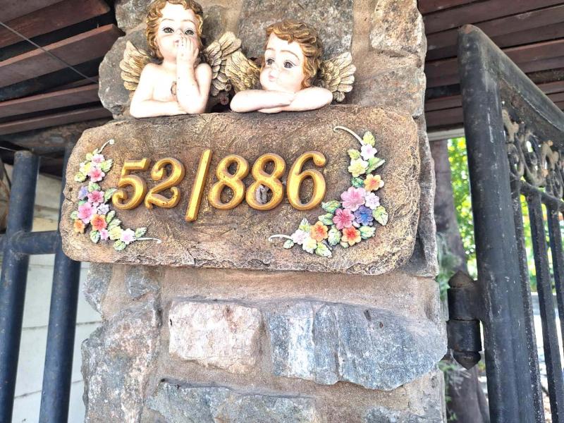 ขายบ้านหลังใหญ่ 400 ตรว. ใจกลางเมืองเอกโครงการ 4  ติดสนามกอล์ฟ