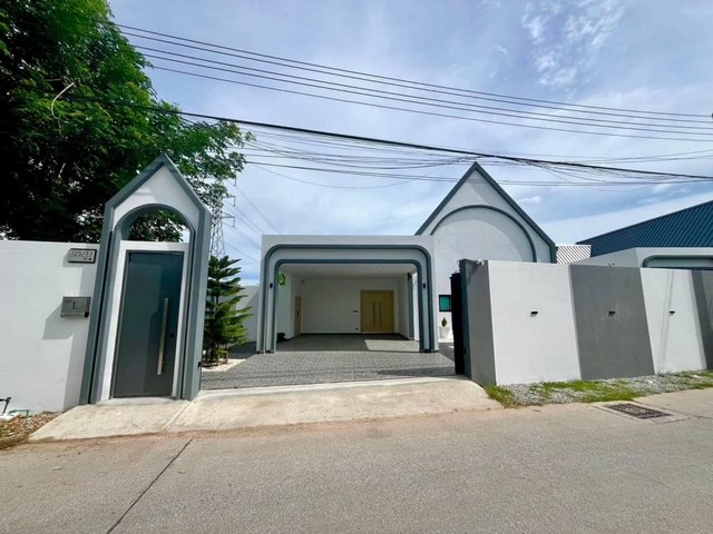 AOM 1271ดาวน์ เพียง 2,000,000 บาท เป็นเจ้าของทันที บ้านผ่อนตรงกับเจ้าของ สภาพบ้านใหม่ 98% พื้นที่ 98 ตารางวา พื้นที่ใช้สอยภายใน 210ตารางเมตร3 ห้องนอน 4 ห้องน้ำ  ห้องครัวแยก2 โซน ไทย ยุโรป ตกแต่งพร้อมอยู่ เฟอร์นิเจอร์ เครื่องใช้ไฟฟ้า ครบเงื่อนไขผ่อนตรง  ดาวน์ 2,000,000ผ่อนขั้นต่ำ 65,000-100,000ดอกเบี้ย 7% ระยะสัญญาผ่อน 3 ปี  9,990,000 ล้านบาท ค่าโอน ค่าภาษี ผู้ซื้อโอนเองทั้งหมด(กรณีผ่อน)โลเคชั่น  ใกล้