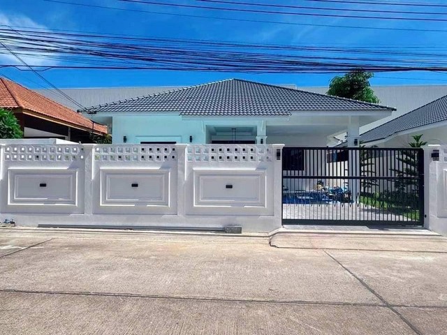 AOM 1269เปิดจองด่วน  บ้านพูลวิลลา 60 ตรว.หลังมุม ทำเลดีมากใกล้แหล่งความเจริญซอยเนิน มีพื้นที่สีเขียวสดชื่นราคาพิเศษพรีเซลส์ 4,900,000 พิกัด  หมู่บ้านแลนด์แอนด์เฮาส์  ซ.เนินพลับหวาน 3 ห้องนอน 2 ห้องน้ำ 1 ครัว 1 ห้องรับแขก 2 ที่จอดรถเฟอร์นิเจอร์บิ้วอินและเครื่องใช้ไฟฟ้าครบการแต่งแบบหรูหราจัดเต็มสถานที่ใกล้เคียง ตลาดซอยเนินพัทยากลาง สี่แยกมิตรกมล ซอยสยามคันทรีคลับ ทางข