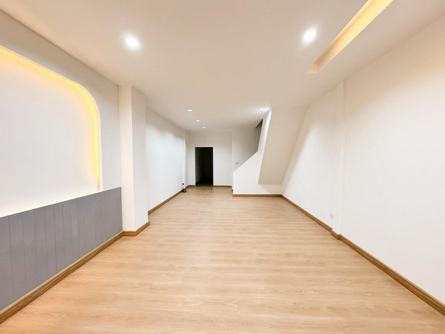 PP293 ขาย ทาวน์เฮ้าส์ 2 ชั้น หมู่บ้าน สินธานี 1 นวมินทร์ 93 รีโนเวทใหม่ พร้อมอยู่ราคา 3,100,000 บาท ต่อรองได้ติดต่อ คุณช่อผกา 0616198565 LINE 0616198565หากไม่รับสาย รบกวนขอความกรุณาลูกค้า @line ทิ้งรูปและข้อมูลไว้นะคะhttps://line.me/ti/p/zu0mm-ozFX-ขายทาวน์เฮ้าส์ รีโนเวทใหม่ พร้อมอยู่ หมู่บ้าน สินธานี1 นวมินทร์93 หน้าปากซอย Top Supermarket-พื้นที่ 27 ตารางวา-3 ห้องนอน 2 ห้องน้ำ แถมแอร์ 1 ตัว-จอดรถในบ้าน 1 คันสถานที่ใกล้เคียง- 