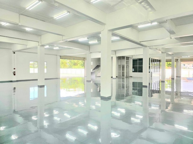 Me55ให้เช่าโกดังพร้อมอาคารสำนักงานและพื้นที่ลานกว้าง จอดรถได้ 50 กว่าคัน ซอยแบริ่ง15 ด้านหลังอาคารทะลุออกถนนแบริ่งตัดใหม่ได้ ใกล้ทางด่วน