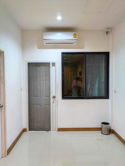 อิมพีเรียลเวิลด์ 1กม.เฟอร์ครบ ทาวน์เฮาส์ 2 ชั้น 2 น้ำ BTSสำโรง 1.2 กม. 4นอน รร.ไทยซิกข์นานาชาติ 0.9 กม. 24 ตร.วา.195 ตร.ม. 2 แอร์