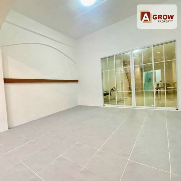 หมู่บ้านปิยวรารมย์  บ้านกล้วย-ไทรน้อย นนทบุรี ตกแต่งใหม่พร้อมอยู่ มีเทเรสทั้งด้านหน้าและด้านหลังบ้าน