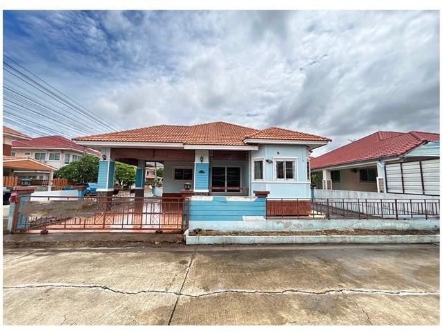   Code ID : PGPLK630018  ราคา  2,400,000   บาท ▸ เนื้อที่ 71 ตร.ว   พื้นที่ใช้สอย 144 ตร.ม.   ▸ 3 ห้องนอน 2 ห้องน้ำ    ▸ 2 ที่จอดรถ   บ้านหันไปทางทิศใต้  พิกัดทรัพย์ : https://maps.app.goo.gl/ktUjAucdiuQ9K6Jd8  สถานที่ใกล้เคียง ▸ใกล้  โลตัส พิษณุโลก 2 (ท่าทอง) ▸ใกล้  สถานีรถไฟกรุงเทพ ▸ใกล้  ท่าอากาศยานพิษณุโลก ▸ใกล้  แม็คโคร พิษณุโลก 1  สอบถามเพิ่มเติม / นัดชม โทร. 097-419-5982(พลอย) โทร. 096-932-4624(ออมสิน) Line : @panaya (มี@ด้านหน้า)  ปรึกษาสินเชื่อฟรี One Stop Service ดูแ�