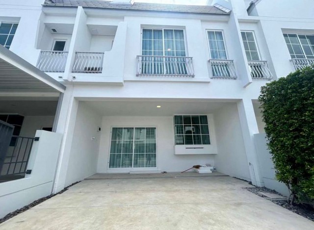 LV52938 ให้เช่า ทาวน์โฮมและบ้านเดี่ยว Villaggio 3 ศรีนครินทร์-บางนา บรรยากาศใหม่ Camping Ville ทำเลต้นบางนา ใกล้ MEGA บางนาราคาเช่า : 38,000 บาทต่อเดือน (เฟอร์นิเจอร์ครบ) (สัญญาขั้นต่ำ 1 ปี ประกัน 2 เดือน + ล่วงหน้า 1 เดือน)ที่ตั้ง : ถ.เลียบคลองหลวงแพ่ง ต.บางแก้ว อ.บางพลี จ.สมุทรปราการ 10540ชื่อโครงการ : วิลลาจจิโอ 3 ศรีนครินทร์-บางนา Villaggio 3 Srinakarin-Bangnaรายละเอียด :- บ้านทาวน์โฮม 2 ชั้น - พื้นที่ดิน 21.4 ตร.วา - พื้นที