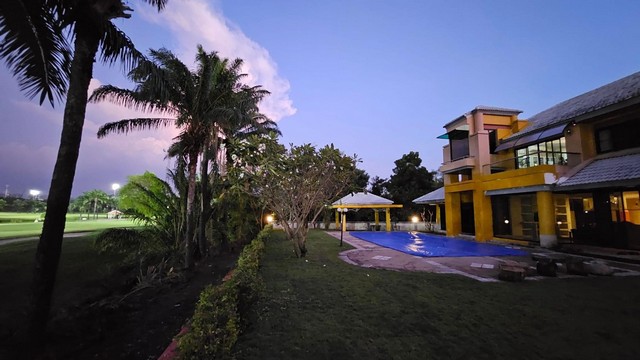 LV52937 ขาย บ้านเดี่ยว Pool Villa 2 ชั้นพร้อม Outdoor Pavilion กลางไข่แดงสนามกอล์ฟ วิวสวย ติดสนามกอล์ฟและLake สงบ เป็นส่วนตัวราคาขาย : 29.9 ล้านบาทที่ตั้ง : ถ. พหลโยธิน ตำบล คลองหนึ่ง อำเภอคลองหลวง ปทุมธานี 12120รายละเอียด :- ที่ดินเกือบ 1 ไร่ - ขนาด 367 ตร.วา - พื้นที่ใช้สอยกว่า 768 ตร.ม. - 4 ห้องนอน - 6 ห้องน้ำ - 1 ห้องอเนกประสงค์ - ระเบียงขนาดใหญ่ พร้อมเรือนแม่บ้าน/คนขับรถ - จอดรถในร่ม 3 คัน พร้อมมอเตอร์คอร์ทจ