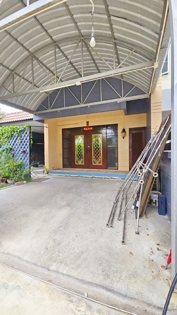 พระราม9  3ชั้นThe Mall บางกะปิ 2.3กม. ไบรท์ตัน คอลเลจ 1.2กม. หัวมุม 3นอน 45ตร.วา.ให้เช่า ครัวบิวท์อิน สวน สระว่ายน้ำ กรุงเทพกรีฑา7