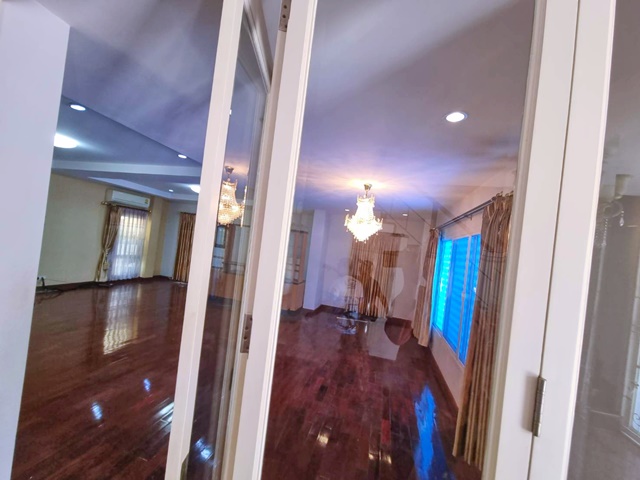 MRT วงแหวนรามอินทรา แฟชั่นไอส์แลนด์ ปัญญาวิลเลจ ให้เช่าคฤหาสน์ บ้าน 3ชั้น 4-5นอน 6น้ำ  300ตรว. 350ตรม. มีสวน จอดรถใต้หลังคา 6คัน