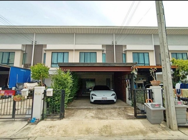 ขายทาวน์โฮม (2 ชั้น) โมดิวิลล่า บางบัวทอง หน้าบ้านไม่ชนใคร เงียบสงบ ใกล้ตลาดสมบัติบุรี เดินทางสะดวก ใกล้เซ็นทรัลเวสต์เกตราคา 2,495,000 บาท- เนื้อที่ 23.8 ตรว. พื้นที่ใช้สอย 120 ตรม.(ไม่รวมพื้นที่ต่อเติม)- บ้านหันทิศเหนือ ไม่ร้อน, 3 ห้องนอน 2 ห้องน้ำ, ที่จอดรถ 2 คัน**ทำเลดี เป็นบ้านที่หน้าบ้านไม่ชนใคร**- แถมแอร์ 2 ตัว, ติดตั้งสัญญาณกันขโมย, ปั้มน้ำ, แทงค์น้ำ, เหล็กดัด, มุ้งลวด- ต่อเต�